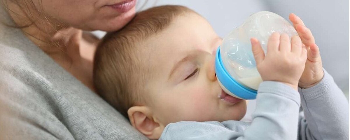 Kiedy dziecko może samodzielnie pić z butelki. Jak je tego nauczyć