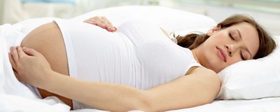 Jak spać w ciąży? Analizujemy pozycje do spania w ciąży