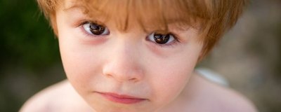 Jakie są objawy traumy u dziecka? Poznaj 9 alarmujących objawów
