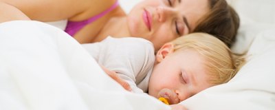 Ile powinno spać niemowlę i starsze dziecko, a ile mama