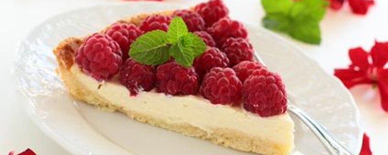 Tarta z kremem mascarpone i owocami