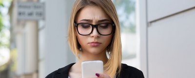 Twój nastolatek boi się rozmów przez telefon? Zobacz, jak mu pomóc