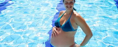 Czy w ciąży bezpiecznie jest pływać w basenie z chlorowaną wodą?